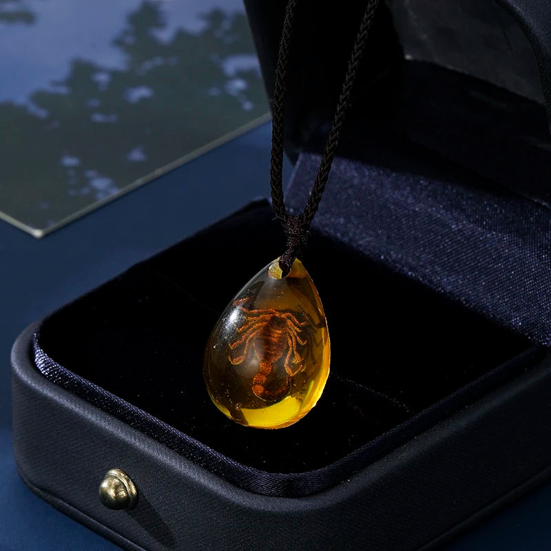 Retro Bernstein-Anhänger-Halskette, Modischer Insekten-Goldener-Skorpion-Bernstein-Tropfen-Anhänger, Halskette für Männer und Frauen, Accessoires