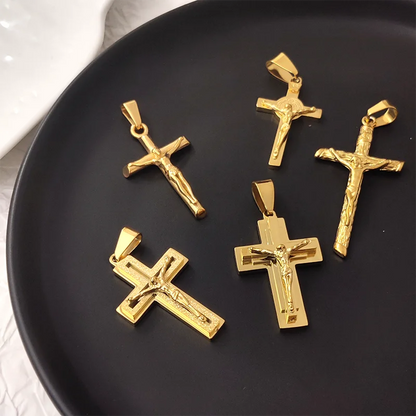 Neues Design 18K vergoldeter wasserdichter Jesus-Kreuz-Anhänger aus Edelstahl für Männer, religiöse Charms