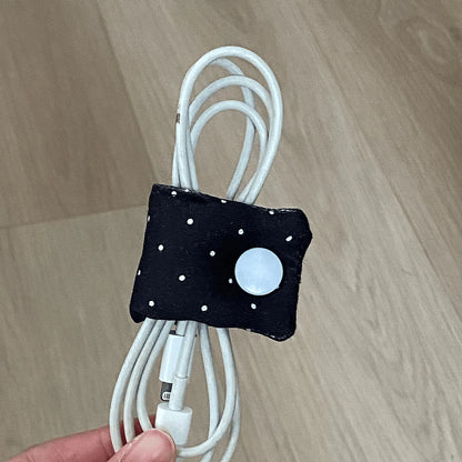 Niedlicher gepunkteter Kabel-Organizer aus Stoff, 11 x 4 cm, Schwarz-Weiß-Datenladekabel-Aufwicklung, INS-Stil, Kopfhörer-Aufbewahrungsschnalle