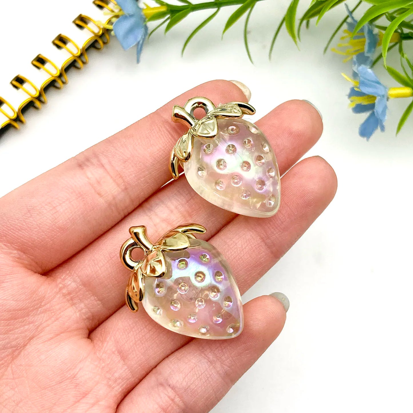4/8 Stück saftige 3D-Erdbeer-Charms – Erstellen Sie bezaubernden DIY-Schmuck! (Perfekt für Sommeraccessoires und Geschenke)