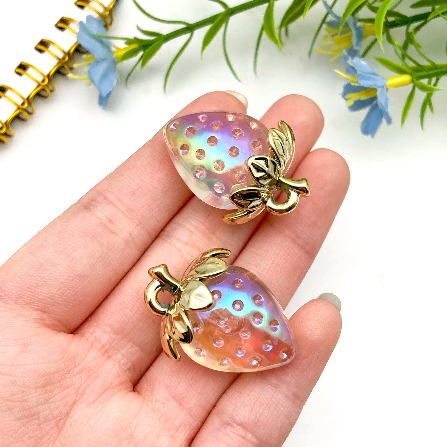 4/8 Stück saftige 3D-Erdbeer-Charms – Erstellen Sie bezaubernden DIY-Schmuck! (Perfekt für Sommeraccessoires und Geschenke)