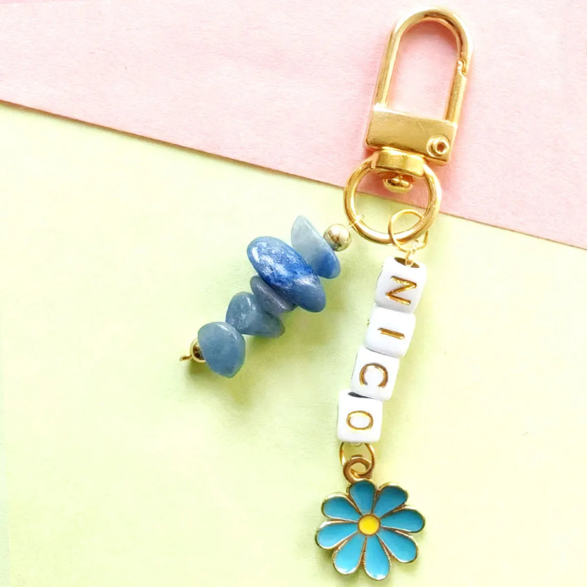 1 STÜCK personalisierter Schlüsselanhänger aus Metall mit Gänseblümchen-Blume/Schmetterling, Kristallstein/Lapislazuli-Rohstein-Anhänger, Weihnachtsgeschenk