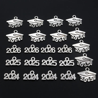 50 Stück 9x14mm Jahr Nummer 2026 2027 2028 Anhänger Charms DIY Schmuck Herstellung Schmuck finden antike versilbert Zubehör
