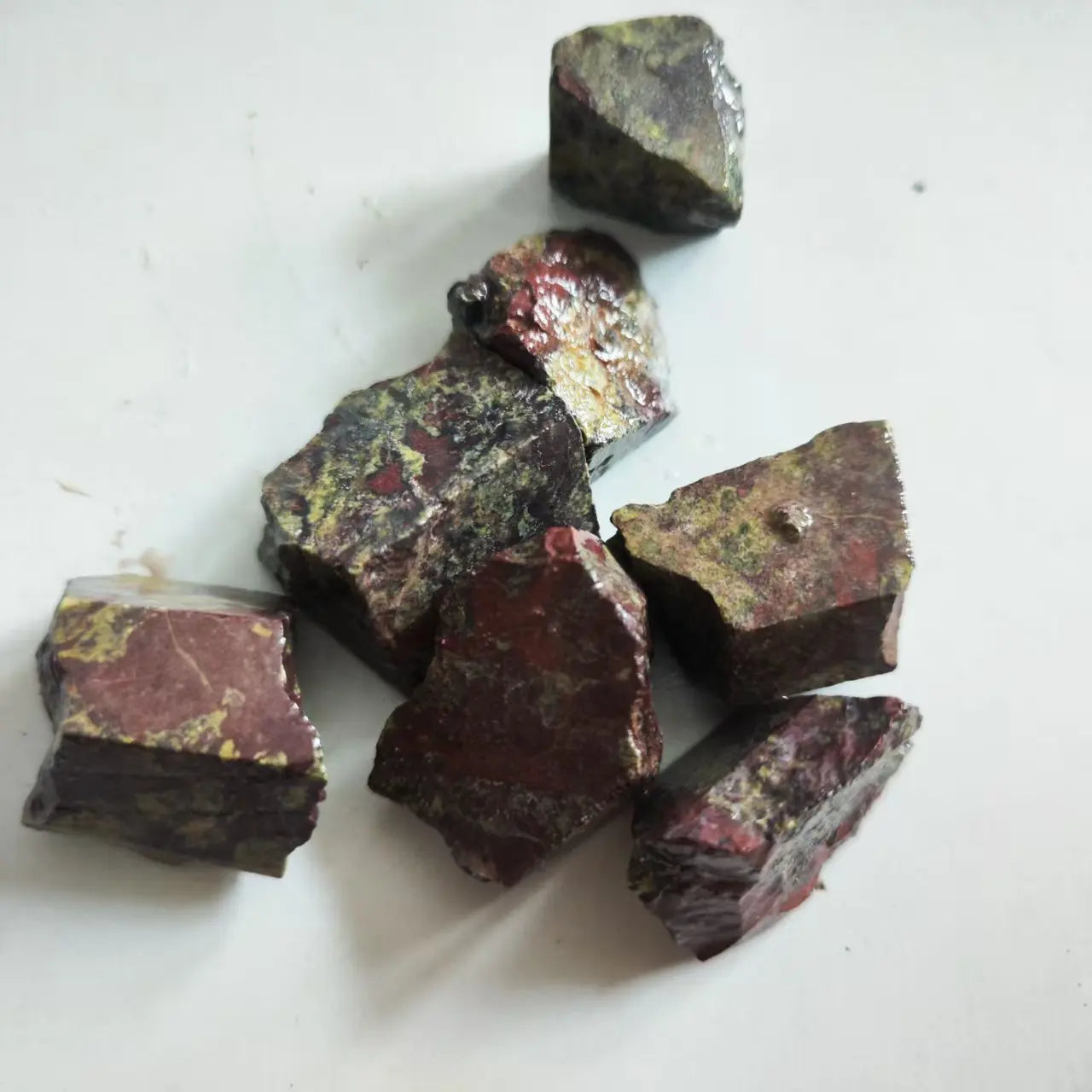 Natürlicher, hochwertiger Drachenblutstein, roher, rauer Mineralproben, Energieheilung, Reiki-Stein, Heim- und Raumdekorationsstein