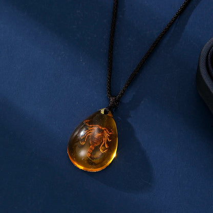 Retro Bernstein-Anhänger-Halskette, Modischer Insekten-Goldener-Skorpion-Bernstein-Tropfen-Anhänger, Halskette für Männer und Frauen, Accessoires