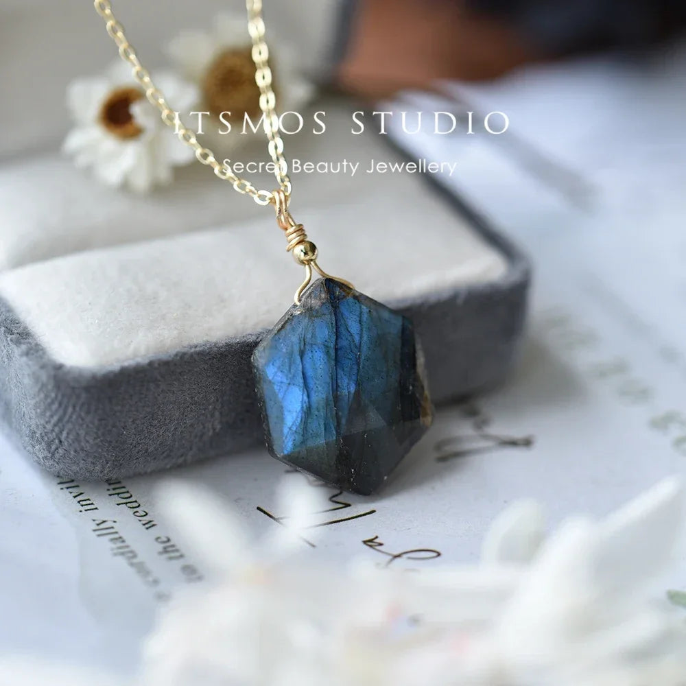 ITSMOS Halskette mit Anhänger aus natürlichem Labradorit, 14 Karat vergoldet, einfacher facettierter Sechseckstein, 25 mm, eleganter Schmuck für romantische Frauen