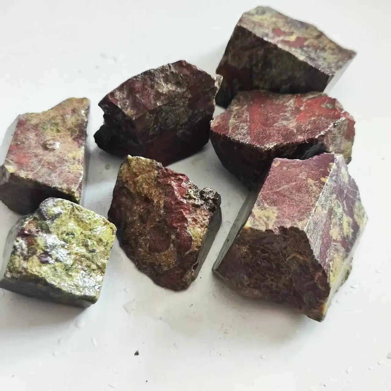 Natürlicher, hochwertiger Drachenblutstein, roher, rauer Mineralproben, Energieheilung, Reiki-Stein, Heim- und Raumdekorationsstein