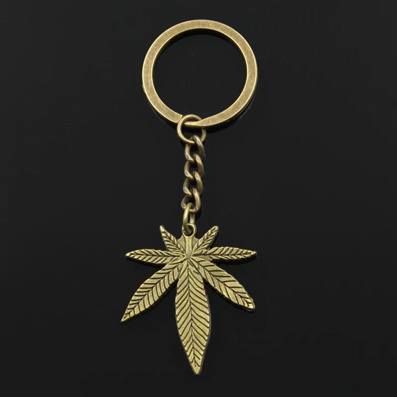 Mode Schlüsselanhänger Metall Schlüsselanhänger Schlüsselanhänger Schmuck Antik Gold Farbe Bronze Silber Farbe vergoldet Ahornblätter 39x34mm Anhänger