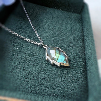 ITSMOS Labradorit Blatt Anhänger Halskette Labradorit Energiestein Anhänger Herz Heilkristall Spiritueller Schmuck für Frauen Geschenk