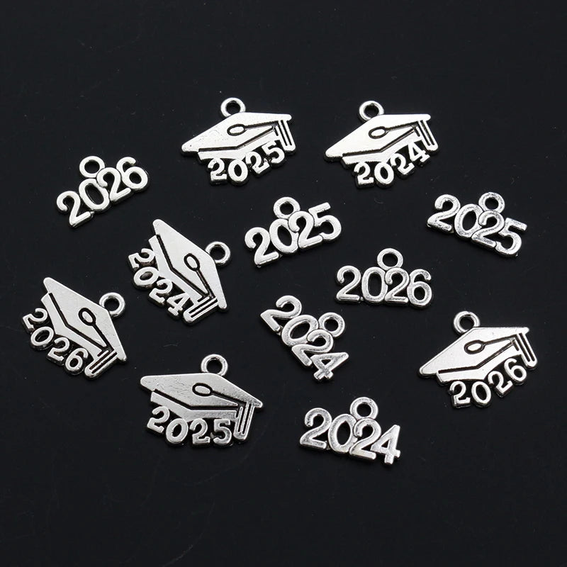 50 Stück 9x14mm Jahr Nummer 2026 2027 2028 Anhänger Charms DIY Schmuck Herstellung Schmuck finden antike versilbert Zubehör