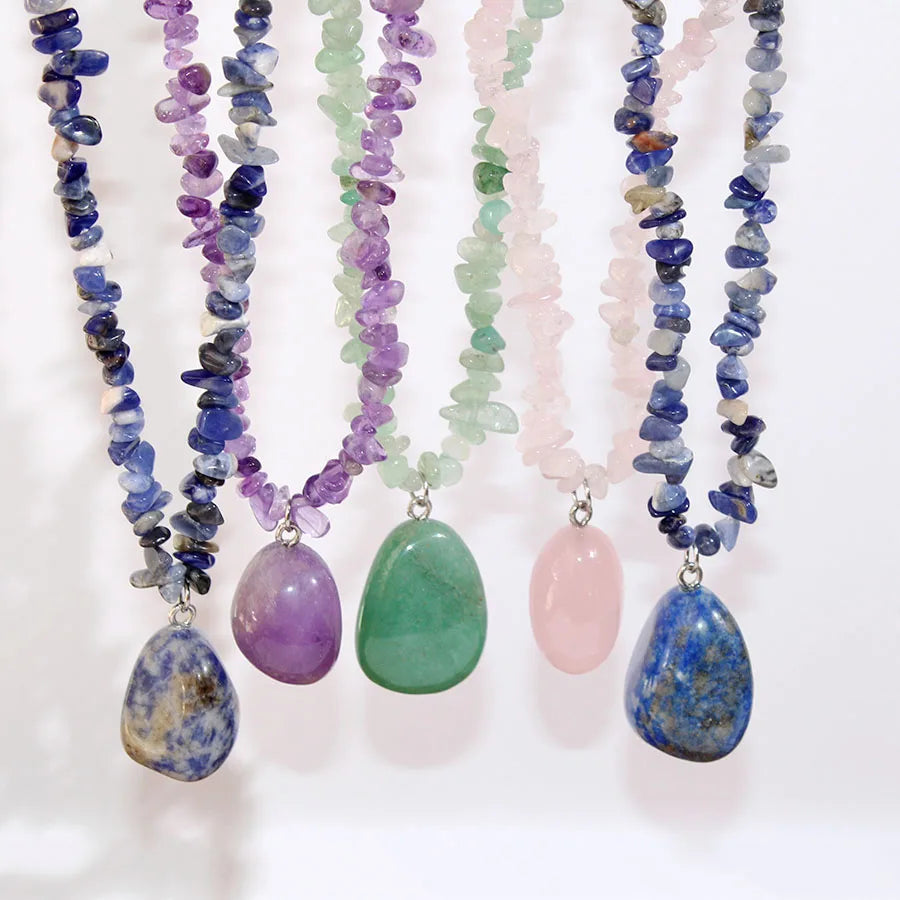 Natürliche Amethyst- und Kristallquarz-Chip-Perlen-Choker-Halskette, Böhmischer Unregelmäßiger Heilstein-Schmuck für Frauen