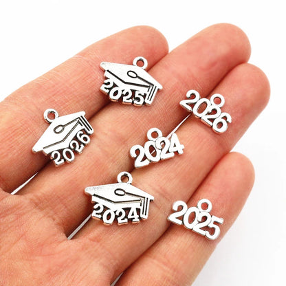 50 Stück 9x14mm Jahr Nummer 2026 2027 2028 Anhänger Charms DIY Schmuck Herstellung Schmuck finden antike versilbert Zubehör