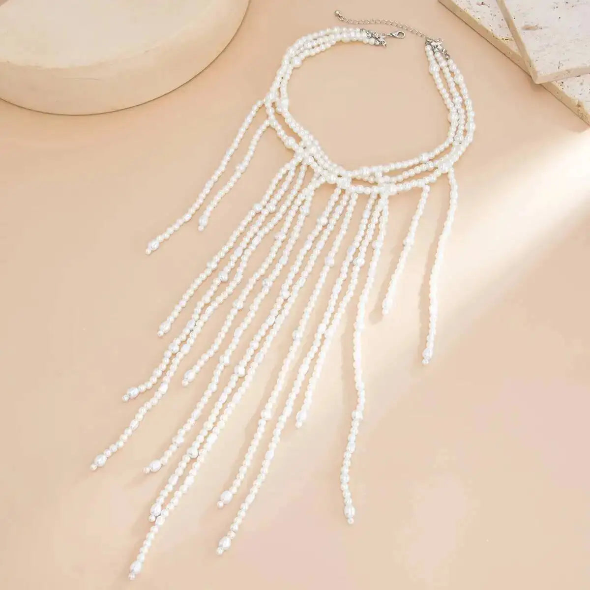 Ingemark Trendige Übertriebene Weiße Imitationsperlen-Quasten-Halskette für Damen, Exquisite Sexy Pullover-Kette, Schmuck-Accessoires