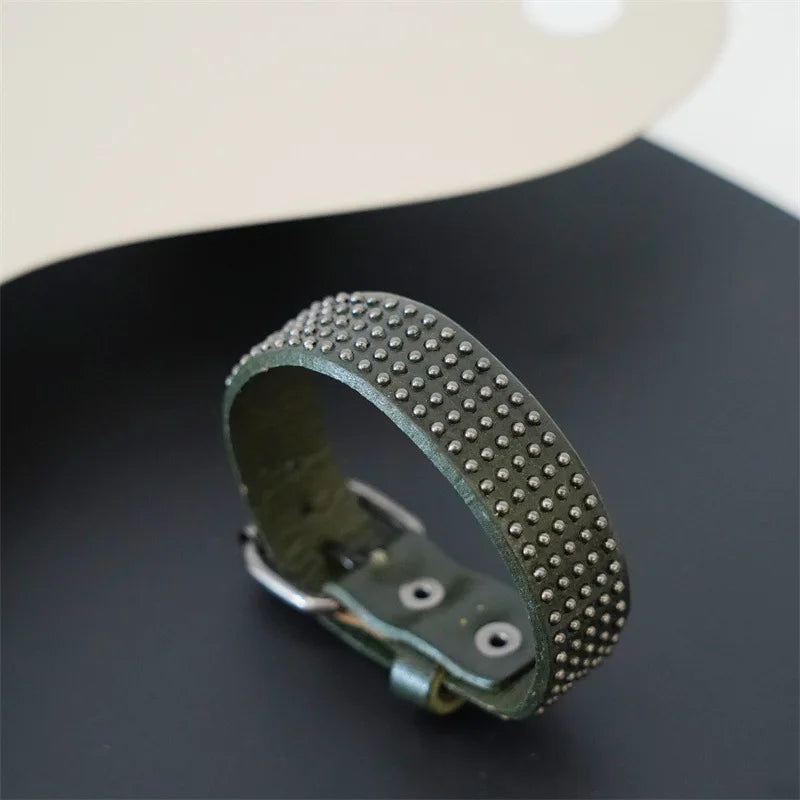 MKENDN Vintage pflanzlich gegerbtes Rindsleder-Manschettenarmband für Männer und Frauen, Punk-Armreif, geriebenes Distressed-Denim-farbiges Armband