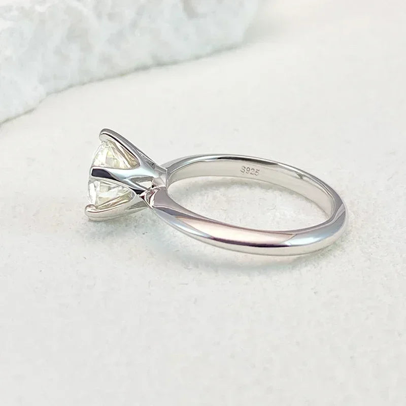 NeeTim 0,5–5 ct Moissanit-Ring für Damen, 925er Sterlingsilber mit weißvergoldetem Labordiamant, Verlobungs- und Ehering-Schmuck