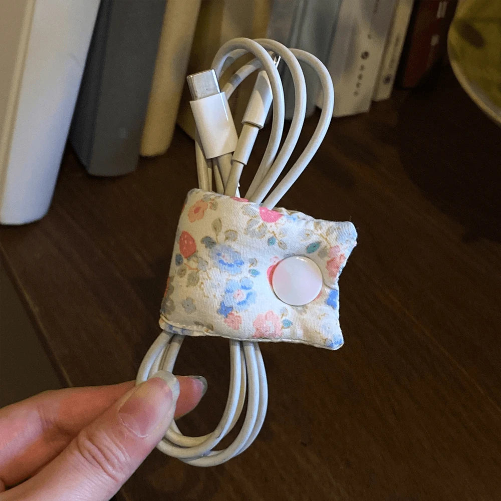Niedlicher gepunkteter Kabel-Organizer aus Stoff, 11 x 4 cm, Schwarz-Weiß-Datenladekabel-Aufwicklung, INS-Stil, Kopfhörer-Aufbewahrungsschnalle
