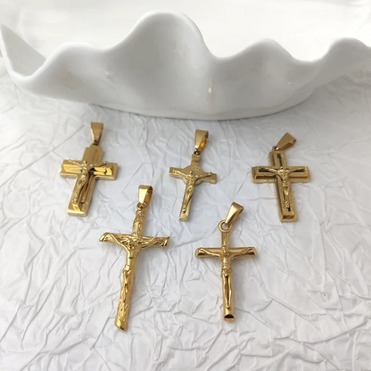 Neues Design 18K vergoldeter wasserdichter Jesus-Kreuz-Anhänger aus Edelstahl für Männer, religiöse Charms