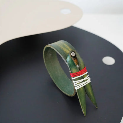 MKENDN Vintage pflanzlich gegerbtes Rindsleder-Manschettenarmband für Männer und Frauen, Punk-Armreif, geriebenes Distressed-Denim-farbiges Armband
