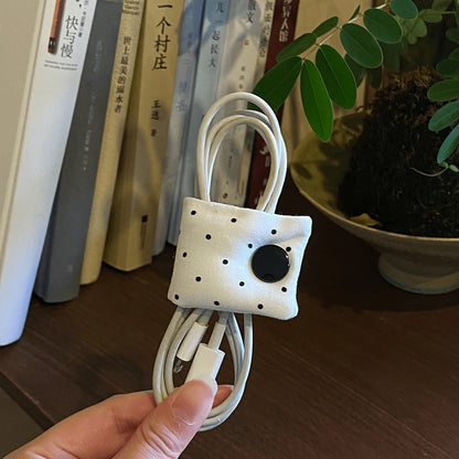 Niedlicher gepunkteter Kabel-Organizer aus Stoff, 11 x 4 cm, Schwarz-Weiß-Datenladekabel-Aufwicklung, INS-Stil, Kopfhörer-Aufbewahrungsschnalle