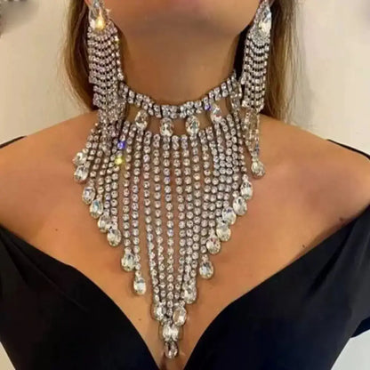 Diamantbesetzte Halskette im böhmischen Stil für Abend, Party, Hochzeit, Abendessen, Damen-Accessoire, eleganter Anhänger in Wassertropfenform