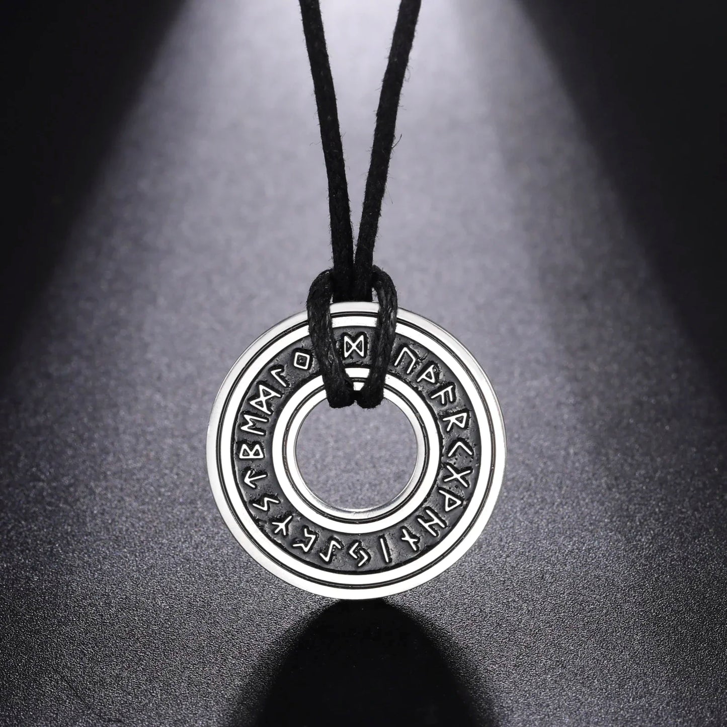 YILUOCD Viking Nordic Rune Halsketten für Männer Edelstahl Trinity Keltischer Knoten Anhänger Amulett Pagan Nordische Runen Jewerly