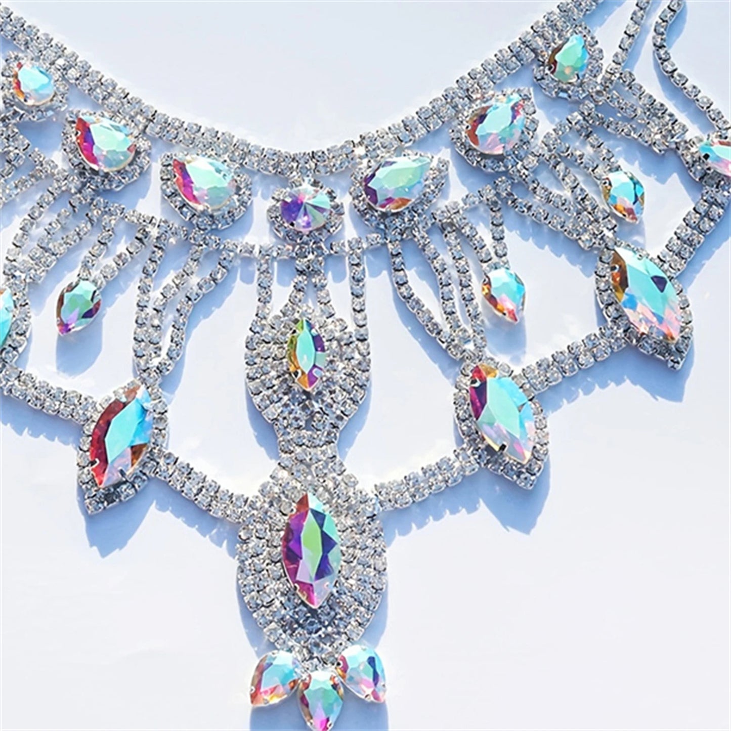 Bezaubernde exquisite Edelstein-Halskette für Damen, AB-farbige große übertriebene Strass-Halskette, Braut- und Hochzeitsschmuck