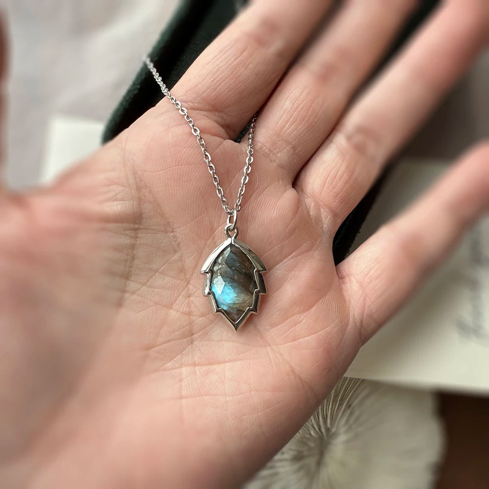 ITSMOS Labradorit Blatt Anhänger Halskette Labradorit Energiestein Anhänger Herz Heilkristall Spiritueller Schmuck für Frauen Geschenk