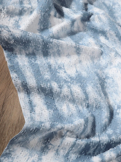Denim-Jacquard-Stoff Blau Batik-Gefärbt mit Häkelblumen für DIY-Näharbeiten Baumwollmaterial Kreative Jacke Rock Kleidung Designer-Stoff